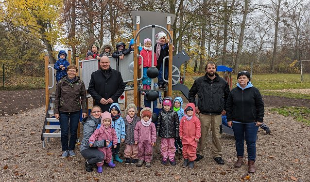 Bild:   B&uuml;rgermeister Steffen Grimm (2.v.li), Neli Dimanova (li), Mitarbeiterin der Stadtverwaltung Fachbereich Gr&uuml;n und Planung, Andreas Fischer (2.v.re) und Andrea Ludwig (re.) von der Fischer & Ludwig GmbH freuten sich, den neuen Spielplatz an die Bebraer Spatzen zu &uuml;bergeben.