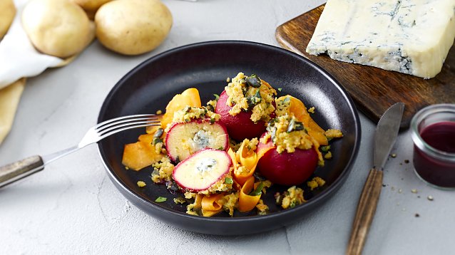 Bild: Kartoffel-Rote-Bete-Kn&ouml;del: Dank der roten Bete wird der Kartoffelkn&ouml;del auch optisch zum Hingucker auf der Weihnachtstafel.