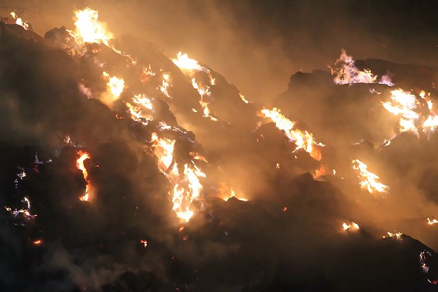 Bild: Die 27. Brandstiftung in knapp zwei Jahren: Strohballen brennen
