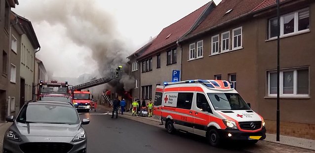 Bild: Bei einem Wohnungsbrand in Neustadt/ Greu&szlig;en wurden zwei Menschen verletzt