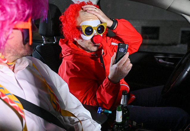 Bild: Alkohol im Blut: H&auml;nde weg vom Steuer. Wer nach einem feuchtfr&ouml;hlichen Abend in Bus, Bahn oder ins Taxi steigt, kann nichts falsch machen.