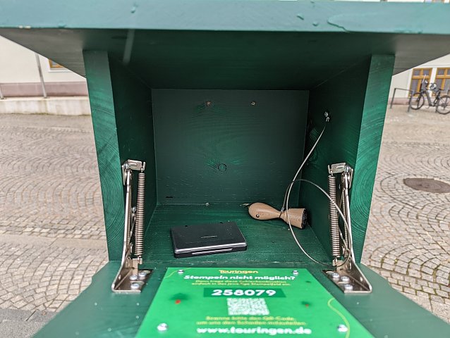 Bild: Vor dem Rathaus in Sondershausen steht einer der neuen 221 Stempelk&auml;sten