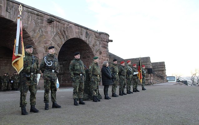 Bild: Verleihung des Fahnenbandes am Kyffh&auml;user Denkmal