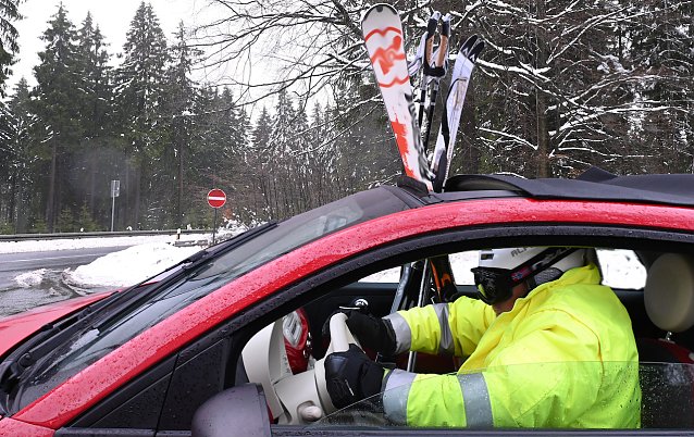 Bild: Wer im Alpenraum unterwegs ist, sollte im Winter Schneeketten mitnehmen.