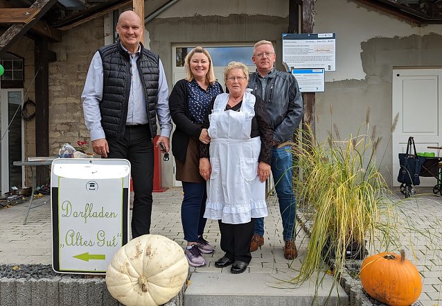 Bild: Im Dorfladen Altes Gut trifft man sich und tauscht sich aus. Hier zu sehen v.l.n.r.: B&uuml;rgermeister Steffen Grimm, Verkaufsstellenleiterin im Dorfladen Altes Gut, Anke Arndt, die ehemalige Ortsteilb&uuml;rgermeisterin Gudrun Oesterheld und Ortsteilb&uuml;rgermeister Steffen Kellermann.