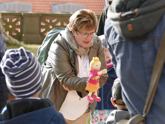 Bild: "Prinzessin G&uuml;ntherine" erz&auml;hlt den Kindern spannende Geschichten. Mit der Handpuppe agiert die G&auml;stef&uuml;hrerin Heike G&uuml;nther  
