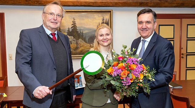 Bild: Gratulation zur Wahl als neue HSB-Gesch&auml;ftsf&uuml;hrerin: Thomas Balcerowski (rechts), HSB-Aufsichtsratsvorsitzender und Landrat des Landkreises Harz, sowie HSB-Gesch&auml;ftsf&uuml;hrer Matthias Wagener (links) gratulierten Katrin M&uuml;ller am heutigen Vormittag im Werniger&ouml;der Rathaus zu Ihrer Wahl als neue HSB-Gesch&auml;ftsf&uuml;hrerin ab dem 1. Juli.