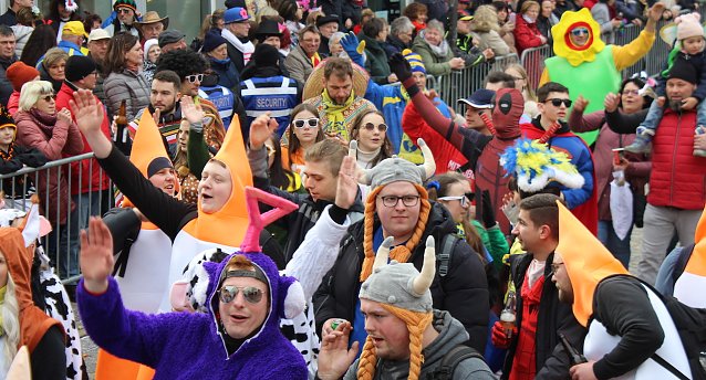 Bild: Fr&ouml;hlich bunter Rosenmontagsumzug durch Sondershausen