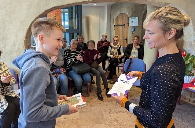 Bild: Strahlender Sieger: Lennard Detzer gewann beim Regionalentscheid den 64. Vorlesewettbewerb in der Stadtbibliothek in Sondershausen und erhielt von Bibliotheksleiterin Janett Noack seine Siegerurkunde.