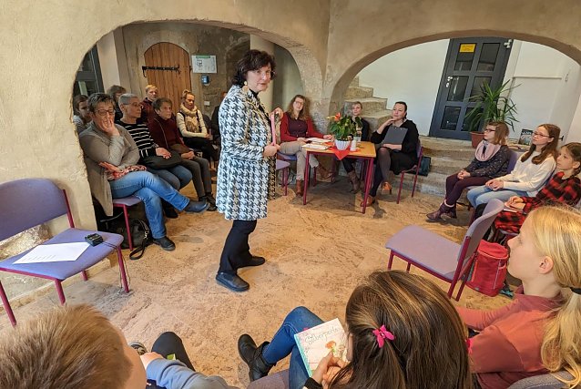 Bild: Beim 64. Vorlesewettbewerb entschieden vier Jurorinnen &uuml;ber die Preisvergabe (Tisch hinten): Janine Skara (Pressesprecherin der Stadt Sondershausen); Eva Maria Wiegand (Redakteurin der Kyffh&auml;user Nachrichten und Kinderbuchautorin); Janett Noack (Bibliotheksleiterin) und Claudia Langhammer (Leiterin der Stabsstelle Kultur/ Tourismus).