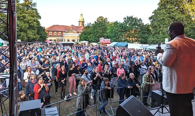 Bild: Nicht nur der Tenor Marvin Scott begeisterte ein riesiges Publikum beim Residenzfest in Sondershausen, mit seiner gewaltigen Stimme
