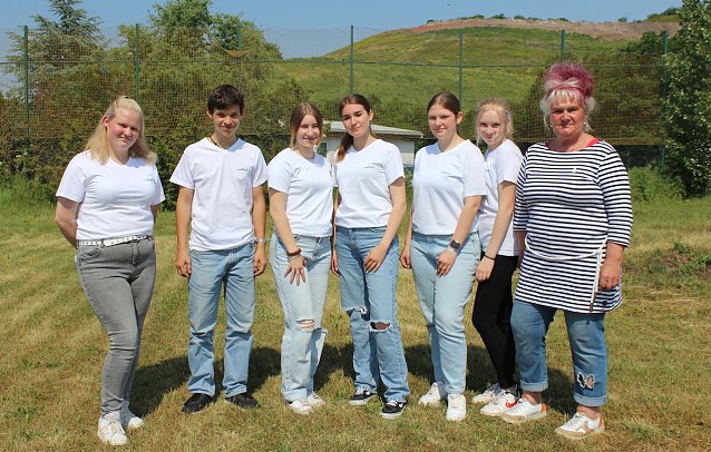 Bild: Sch&uuml;lerinnen und Sch&uuml;ler des SBZ Kyffh&auml;userkreis, mit ihrer Lehrerin Frau Melzer, sorgten f&uuml;r leckere Canapees und Getr&auml;nke beim ersten Spatenstich f&uuml;r den Berufsschulen-Campus in Sondershausen