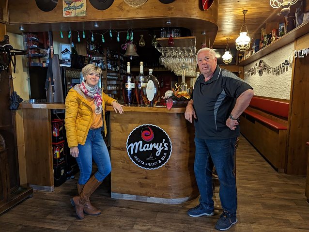 Bild: In Mary�s Bar trifft und feiert Hohenebra: Ortsteilb&uuml;rgermeister Dieter Kroneberg und Inhaberin Maria Otto