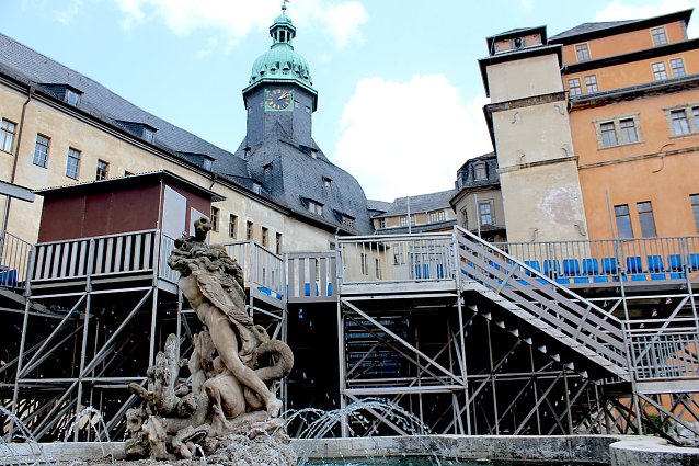Bild: Der Sondersh&auml;user Schlosshof wird f&uuml;r die Schlossfestspiele vorbereitet