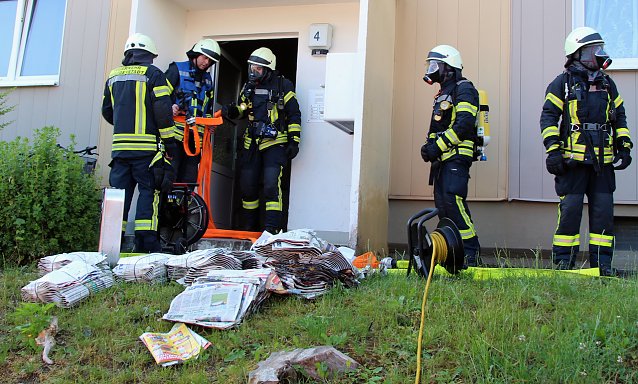 Bild: Brennende Zeitungsstapel besch&auml;ftigten die Kameraden in Heiligenstadt