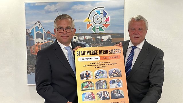 Bild: Carsten Frob&ouml;se und Olaf Salomon mit dem Plakat f&uuml;r die Berufsmesse im Herbst