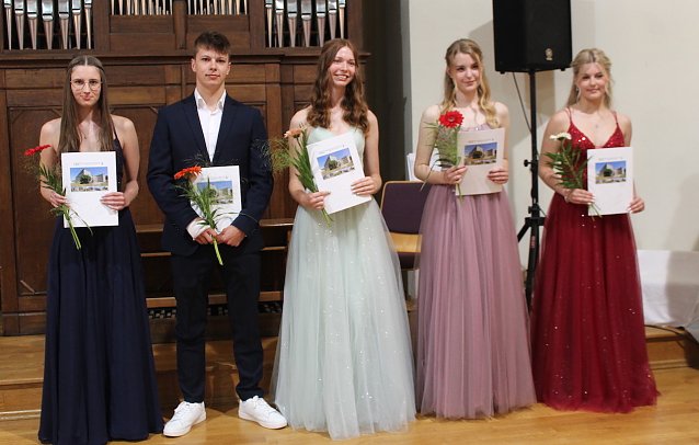 Bild: Absolventinnen und Absolventen des Beruflichen Gymnasiums Sondershausen  bei der Feierstunde zum Abi Plus 2023 im Carl-Schr&ouml;der-Saal in Sondershausen 