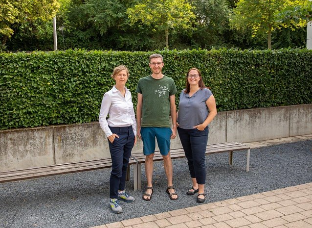 Bild: (v.l.) Studienberaterin Kerstin Kresel, der Studiendekan des Studiengangs Regenerative Energietechnik, Dr.-Ing. Pascal Leibbrandt, und die Referentin f&uuml;r Studium & Lehre, Kathleen Hahnemann, informieren interessierte Eltern &uuml;ber die Angebote der HSN
