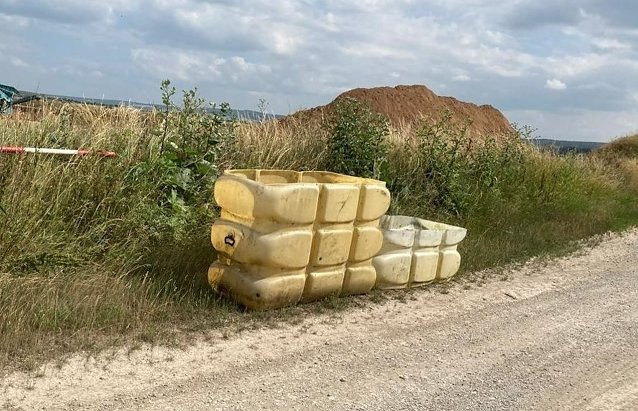 Bild: Gro&szlig;e Sauerei am Feldweg