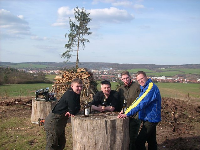 Bild: Vorbereitung Osterfeuer