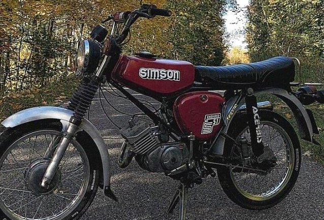 Bild: Gestohlenes Moped in himbeerroter Farbe