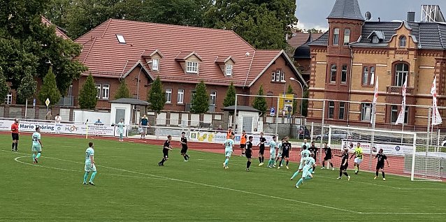 Bild: Auftaktniederlage der Preu&szlig;en (in mintgr&uuml;n) im heimischen Stadion der Freundschaft
