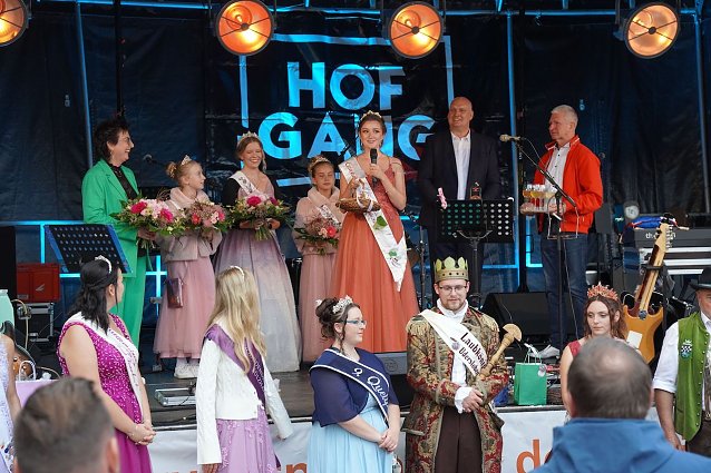 Bild: 2.v.re. B&uuml;rgermeister Steffen Grimm und Olaf Schade 1.v.re. (Vorstandsmitglied des Werberings Sondershausen) begr&uuml;&szlig;ten die G&auml;ste auf dem 27. Weinfest in Sondershausen