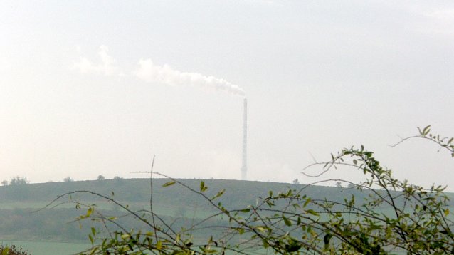 Bild: Der Schornstein des Romonta-Werks in Amsdorf im Nebel beim 12. S&uuml;dharz-Hunderter im Oktober 2011. Er ist f&uuml;r die Wanderer nach Halle etwa vom S&uuml;&szlig;en See bis zum Ziel, also rund 20 Kilometer, sichtbar. Erst von Westen, dann, wie hier von Norden und schlie&szlig;lich von Osten aus.