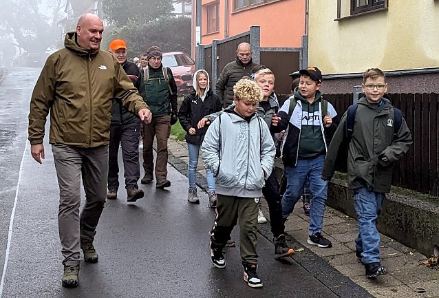 Bild: B&uuml;rgermeister von Sondershausen, Steffen Grimm, er&ouml;ffnete mit Schulkindern den Frauenberg-Trail 