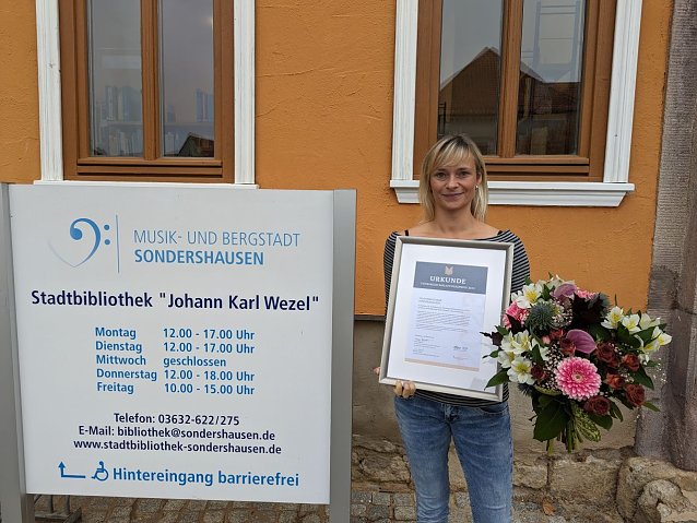 Bild: Bibliotheksleiterin Janett Noack freut sich &uuml;ber den F&ouml;rderpreis f&uuml;r die Stadtbibliothek Sondershausen