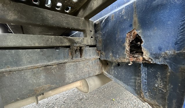 Bild: Einblick in die durchrostete Fahrerkabine