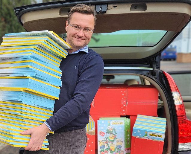 Bild: Landtagsabgeordneter Stefan Schard (CDU) verteilte Adventskalender an Kinderg&auml;rten und die Tafel in Greu&szlig;en und Sondershausen