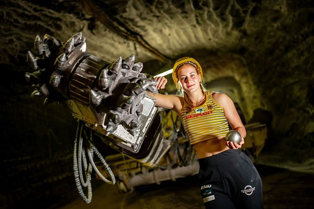 Bild: Kugelsto&szlig;erin Chantal Rimke beim Foto-Shooting im Erlebnisbergwerk