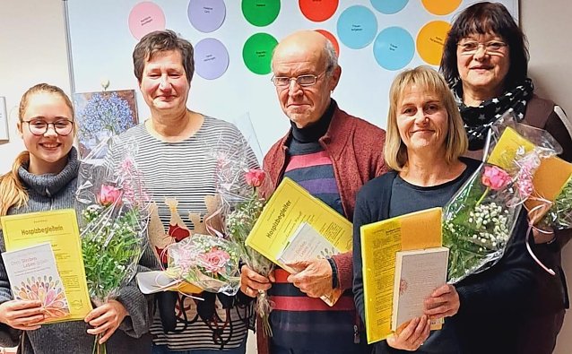 Bild: v.l.n.r.: Kim T&ouml;rmer, Marion Nitschke-Lessig,Friedemann Hauff, Kerstin T&ouml;rmer und Constanze Meux absolvierten eine Ausbildung zum Hospizbegleiter