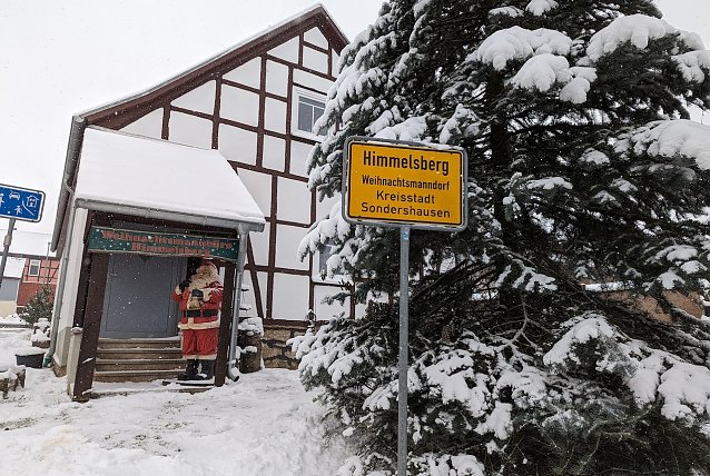 Bild: Rechtzeitig f&uuml;r den Tag der offenen T&uuml;r im Weihnachtsmannb&uuml;ro schneite es gestern kr&auml;ftig in Himmelsberg