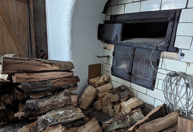 Bild: Damit der gro&szlig;e Backofen befeuert werden kann, hofft der Heimatverein auf Holzspenden.
