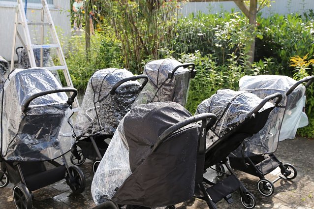 Bild: Buggys im Beregnungstest