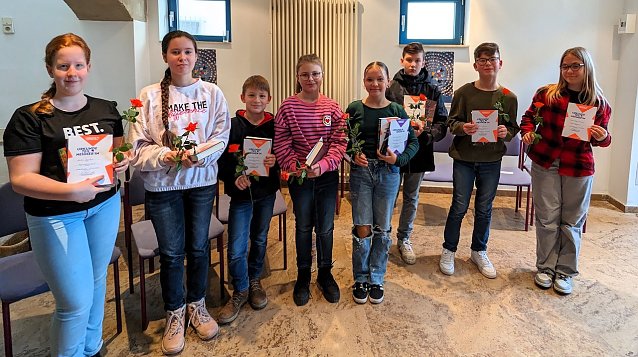 Bild: Die Teilnehmer des Regionalentscheids f&uuml;r den 65. Vorlesewettbewerbs des Deutschen Buchhandels (v.r.n.l.): Emilie G&uuml;nther, Theresa G&auml;rtner, Arne Elko Wendt, Leah Grimmer, Mila-Maria B&ouml;hm, Niklas Wolter, Hannes Pfeifer, und Emma Helene Drewinski