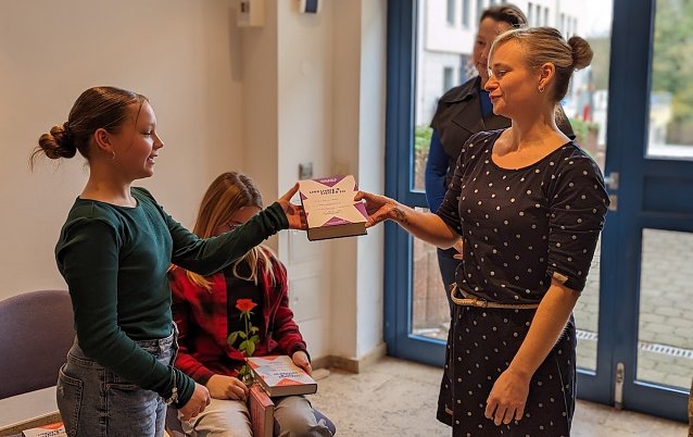 Bild: Janett Noack, Leiterin der Stadtbibliothek (rechts), &uuml;berreichte Mila-Maria B&ouml;hm (links) die Siegerurkunde f&uuml;r den Regionalentscheid des 65. Vorlesewettbewerbs des Deutschen Buchhandels