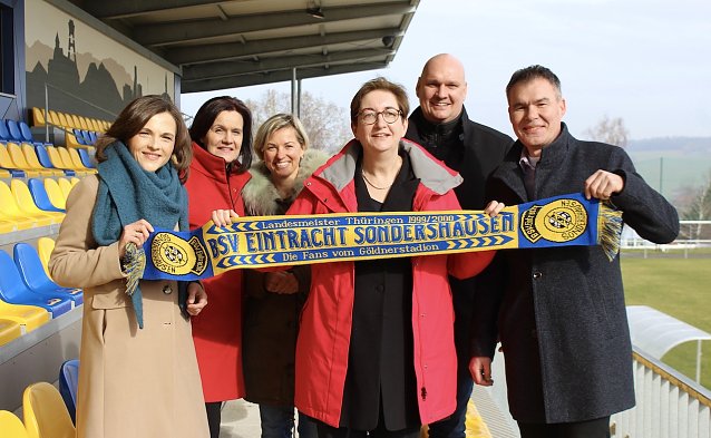 Bild: v.li.n.re Elisabeth Kaiser (parlamentarische Staatssekret&auml;rin d. M.); Landr&auml;tin des Kyffh&auml;userkreises Antje Hochwind-Schneider (SPD); (Mitte) Bundesministerin Clara Geywitz (SPD); B&uuml;rgermeister der Stadt Sondershausen Steffen Grimm; Matthias Springer (Pr&auml;sident BSV Eintracht Sondershausen) im Sportzentrum Am G&ouml;ldner