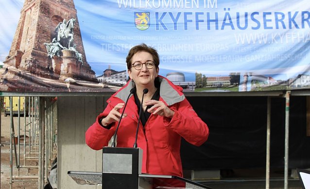 Bild: Bundesministerin Clara Geywitz beim Richtfest f&uuml;r den Anbau zum Berufsschulcampus des Staatlichen Berufsschulzentrums II im Kyffh&auml;userkreis in Sondershausen 