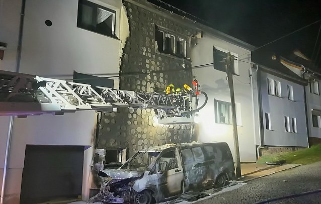 Bild: Transporter in Vollbrand verursacht hohen Schaden