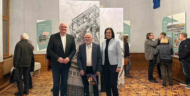 Bild: Zur Er&ouml;ffnung der Sonderausstellung kamen &uuml;ber 150 Besucher, darunter auch B&uuml;rgermeister Steffen Grimm (li.), Landr&auml;tin Antje Hochwind-Schneider (re.) und G&uuml;nter Otto (Mitte), Vorsitzender des Bergmannsvereins Gl&uuml;ckauf Sondershausen.   