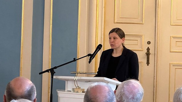 Bild: Cornelia Dreer spricht &uuml;ber die von ihr initiierte Sonderausstellung Stadt, Land, Schacht