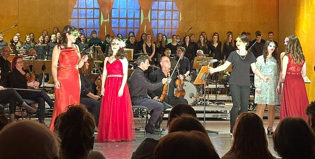 Bild: Unter Begleitung des Loh-Orchesters sangen und agierten die Sch&uuml;lerinnen und Sch&uuml;ler des Geschwister-Scholl-Gymnasiums ihre Musicalinterpretation von Shakespeares Romeo und Julia