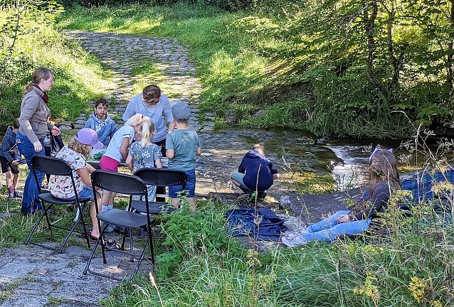 Bild: Kleine Forscher am Gew&auml;sserufer