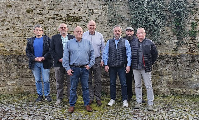 Bild: Die Kreistagsfraktion Freie W&auml;hler/ unabh&auml;ngige Liste hat sich zur Kommunalwahl aufgestellt. v.l.n.re. Steffen Rost, Denis Seidenst&uuml;cker, Steffen Gr&ouml;bel, Steffen Grimm, Mario Merten, Tino Reitzig, Steffen Kellermann, Thomas Richter (nicht auf dem Foto)