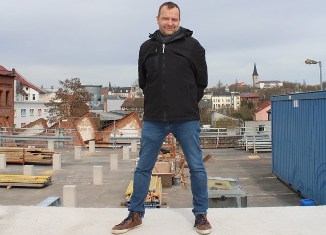 Bild: Architekt Tobias Winkler auf einer Baustelle in Nordhausen.