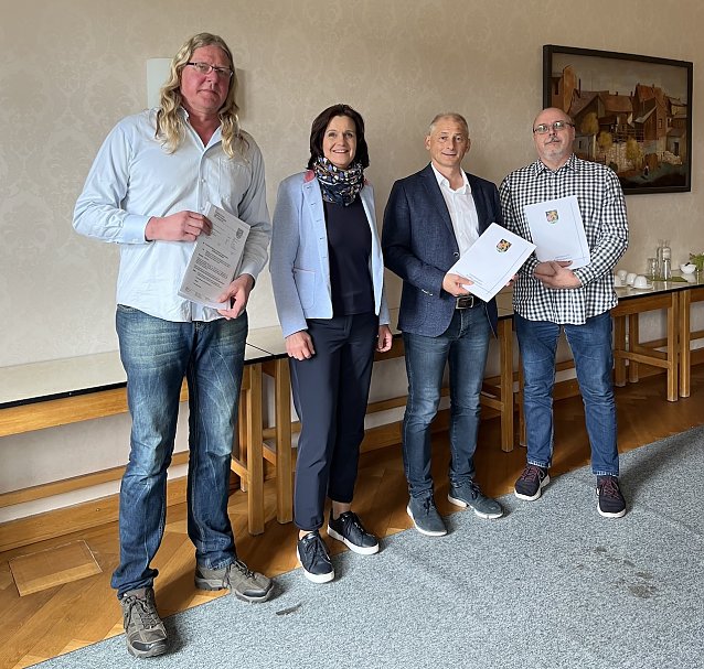 Bild: &Uuml;bergabe der F&ouml;rdermittelbescheide f&uuml;r ein Fortbestehen der Schulsozialarbeit im Kyffh&auml;userkreis