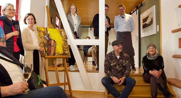 Bild: Gel&ouml;ste Stimmung gestern Abend unter den G&auml;sten der Vernissage